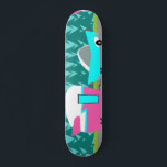 Retro Camper / Trailer e skate de carro<br><div class="desc">Este Retro Camper / Trailer and Car Skateboard apresenta um desenho de desenho moderno e minimalista de meio século que o deixará pronto para levar para a estrada aberta. Uma homenagem aos anos 50, este design apresenta um carro de turquesa vintage com o topo branco, puxando um trailer de viagem...</div>