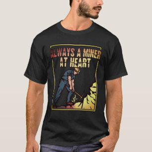 Retrô Olhando Longe Uma Camisa Minúscula