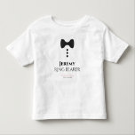 Ring Bearer Black Tie Wedding Young Child T-shirt<br><div class="desc">Estas t-shirts divertidas são concebidas como favores ou presentes para portadores de alianças de casamento. A t-shirt é branca e apresenta uma imagem de uma gravata preta de arco e três botões. O texto diz Ring Bearer, e tem um lugar para digitar seu nome, assim como o nome do casal...</div>