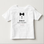 Ring Bearer Black Tie Wedding Young Child T-shirt<br><div class="desc">Estas t-shirts divertidas são concebidas como favores ou presentes para portadores de alianças de casamento. A t-shirt é branca e apresenta uma imagem de uma gravata preta de arco e três botões. O texto diz Ring Bearer, e tem um lugar para digitar seu nome, assim como o nome do casal...</div>