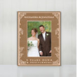Romântica Forevermore, Foto De Casamento Recém-Cas<br><div class="desc">A Romântica Vintage Inspirou Uma Fronteira Estética Floral Scoll Recém-Casada Foto Laser Foto Laser Enchida De Madeira. Nomes de noiva e noiva em cima do quadro com um coração em cada canto superior. Cinco anos para baixo e para sempre para ir para baixo. Perfeito para recém-casados 1rua de Natal (para...</div>