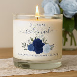 Rosa Azul Boho Legant Bridesmaid Wedding Favor<br><div class="desc">Essas lindas velas perfumadas são uma maneira maravilhosa de obrigado suas damas de honra por serem parte de sua festa de casamento. Eles apresentam um adorável design floral bóho com um aglomerado de rosas de aquarela pintados manualmente em tons de azul poeirento, marinho e índigo, cercados por rochas de folhas...</div>