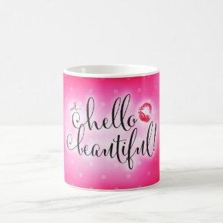 Rosa bonito de 311 poços olá! com a caneca de café