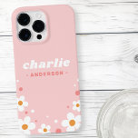 Rosa claro de fontes retrógradas com flor de moran<br><div class="desc">Capas de iphone bonita com morango branco floresce em fundo rosa e seu nome personalizado em uma fonte retrô.</div>