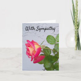 Rosa com gotas de chuva em um Cartão de condolênci