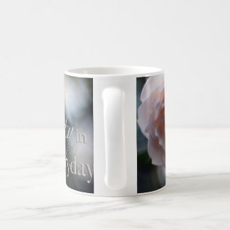 Rosa cor-de-rosa procura a beleza na caneca diária