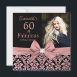 Rosa dourado damasco 60º Convite de Aniversário<br><div class="desc">Rosa dourado maceração negra | 60.o Convites de Aniversário. Sessenta e fabulosa! Um belo e elegante roseiro rosa-rosa, brilho, amortecedor floral 60º Convites de aniversário que você pode personalizar e enviar sua sexagésima celebração de festa de aniversário. No centro do arco rosa bonito. Substitua a foto da amostra pela sua....</div>