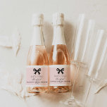 Rosa Ela é Casando<br><div class="desc">Celebre em estilo com estas mini etiquetas cor-de-rosa de "Casando Ela" com um design de arco chic. Perfeito para favores de chá de panela,  esses rótulos elegantes são personalizáveis com o nome da noiva e os detalhes da festa para adicionar um toque pessoal. Verificar os nossos itens correspondentes</div>