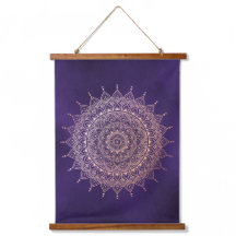 Rosa Elegante Dourada no Purple Floral Henna Manda