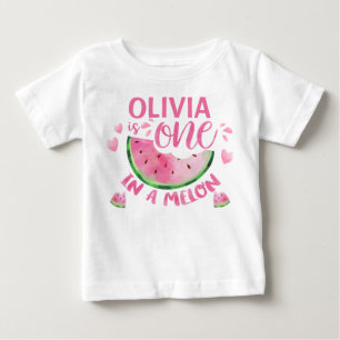 Rosa Em Uma Camisa De Bebê De Melão primeiro anive