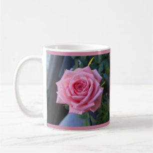 rosa rosa-cheio numa caneca de café