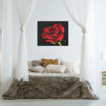 Rosa vermelha a preto com canvas de fotos de gotíc<br><div class="desc">Uma bela rosa vermelha com gotículas de água sobre fundo preto como arte de parede de canvas.</div>