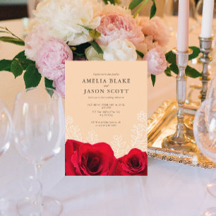 Rosa vermelha minimalista no convite à cor de crem