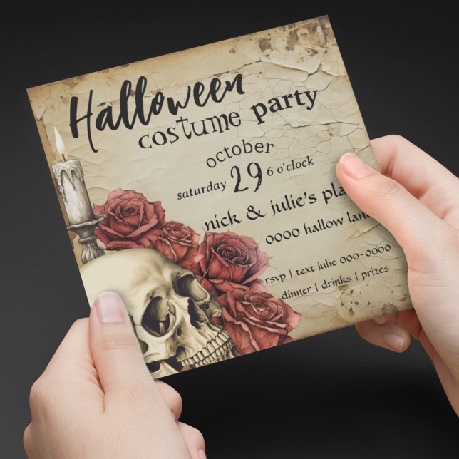 Rosas Antiquados e Festa de Halloween do Skull Spo (Macabre spooky customizable Halloween party invitation with skull, red roses and a lit candle. )