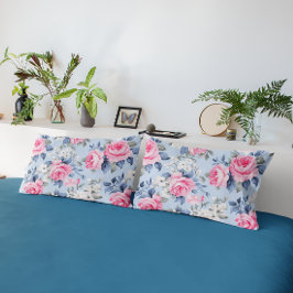 rosas cor-de-chique e flores brancas