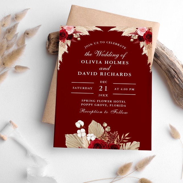 Rosas de Borgonha e Convite para Casamento de Gras (Burgundy Roses and Pampas Grass Wedding Invitation on a table surrounded with pampas grass.)