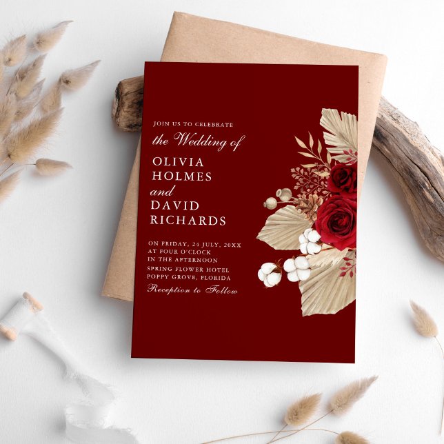 Rosas de Borgonha e Convite para Casamento de Gras (Burgundy Roses and Pampas Grass Wedding Invitation on a table surrounded with pampas grass.)