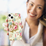 Rosas Românticos de Inglês Rosa em Amarelo com Mon<br><div class="desc">Padrão floral sem costura,  feminino,  bonito e romântico,  que apresenta pulverizações de rosas cor-de-rosa e flores azuis com folhagem de sábado sobre fundo amarelo pálido. Inclui o elemento de bordado quadrado opcional com campo de texto para o seu monograma ou inicial.</div>