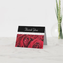 Rosas vermelhas e cartões de agradecimentos dos