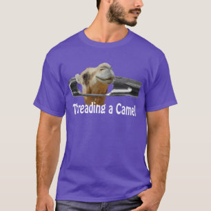 Rosqueando um t-shirt do camelo