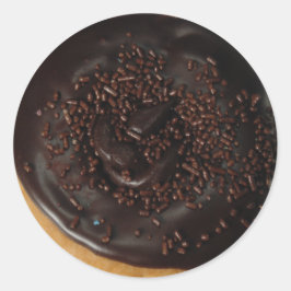 Rosquinha de chocolate com adesivos brilhantes