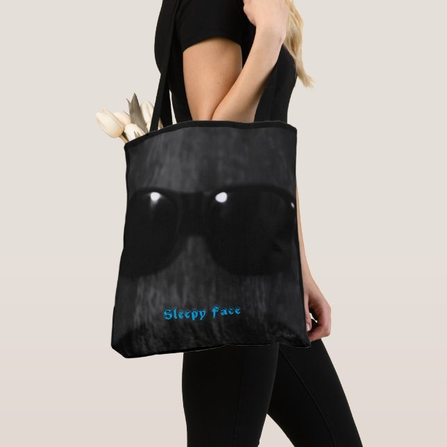 Rosto Sonolento: Saco de Tote das Mulheres (Close Up)