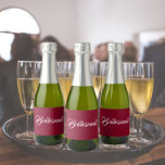 Roteiro Estilizado Simples das Bridesmaid Vermelha<br><div class="desc">Etiquetas autoadesivas para as suas miniembalagens de vinho espumante,  que apresentam uma cor vermelha de amora e endro,  juntamente com a "Bridesmaid" impressa em branco e estilizado. Uma ideia excelente para quando dá as damas de honra,  além de planejar uma festa de solteira!</div>