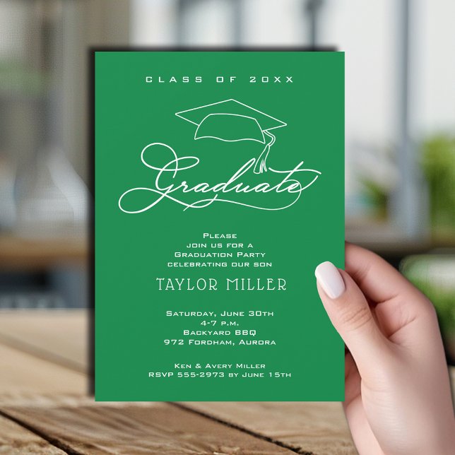 Roteiro Moderno em Convite de Formatura Verde Bril (Elegant white script and grad hat green graduation party invitations)
