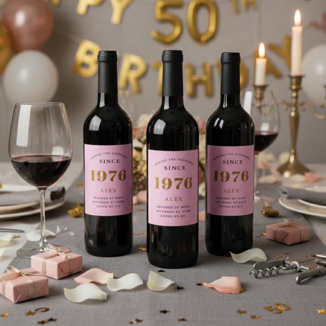 Rótulo De Garrafa De Cerveja 50º Aniversário Nome 1976 Chic Elegante rosa Doura (50th birthday pink and gold wine bottle labels on a red wine bottles.)
