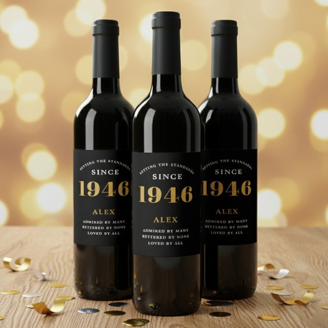 Rótulo De Garrafa De Cerveja 80th Birthday Name 1946 Black Gold Elegant Chic (1946 wine bottle labels. Background out of focus.)