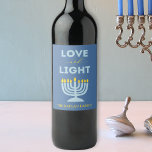 Rótulo De Garrafa De Cerveja "Amor e Luz" Menorah personalizou Chanucá<br><div class="desc">Traga calor e elegância para sua mesa Chanucá com essas etiquetas de vinho "Amor e Luz"! Apresentando um fundo azul sereno, uma ilustração menorah vibrante, e a mensagem sentida "Amor e Luz", estas etiquetas são perfeitas para adicionar um toque festivo às suas reuniões de férias. Personalizável com seu nome familiar,...</div>