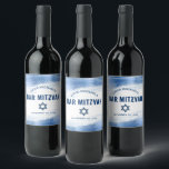Rótulo De Garrafa De Cerveja Bar Mitzvah Marinho Tipografia Azul Folha Negra Mo<br><div class="desc">Tenha orgulho, alegria e mostre este marco do seu Bar favorito Mitzvah! Use este rótulo de vinho legal, único, moderno e personalizado para adicionar a seu dia especial. Traços de pincel de folha azul-claro metálicos falsos, tipografia azul-marinho e uma Estrela azul-marinho de David sobrepõem um fundo branco e limpo. Personalize...</div>