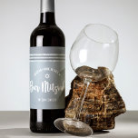 Rótulo De Garrafa De Cerveja Bar Mitzvah Silver Cinza Tallit Bold Script Modern<br><div class="desc">Tenha orgulho, alegria e mostre este marco do seu Bar favorito Mitzvah! Use este rótulo de vinho legal, único, moderno e personalizado para adicionar a seu dia especial. A tipografia branca e a preto, Star of David, e uma cinza suave e a lupa de prata com taluzinho, inspiraram uma camada...</div>