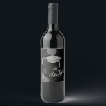 Rótulo De Garrafa De Cerveja Boné de formatura de relva prateada elegante, clas<br><div class="desc">Boné de formatura de brilho prateado em fundo de boque.</div>