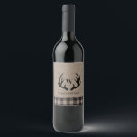 Rótulo De Garrafa De Cerveja Casa de Campo Rústica Antlers de Veado em Burlap M<br><div class="desc">Casa de Campo Rústica Antlers de Veado em Burlap Monograma Nome - Apresenta antlers de veado rústicos com seu monograma e nome. O fundo é burlap natural rústico acentuado com xadrez de búfalo.</div>