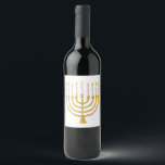 Rótulo De Garrafa De Cerveja Casamento de Velas Festivas Menorah Hanukkah Celes<br><div class="desc">Velas de folha de ouro falsa para a comemoração de Chanucá. A ilustração menorah Whimsical com estrelas brancas cobria velas celestiais em um falso suporte de velas menorah dourada. Menorah elegante casamento estrelado Hanukkah ilustrava presentes de design e produtos de papel.</div>