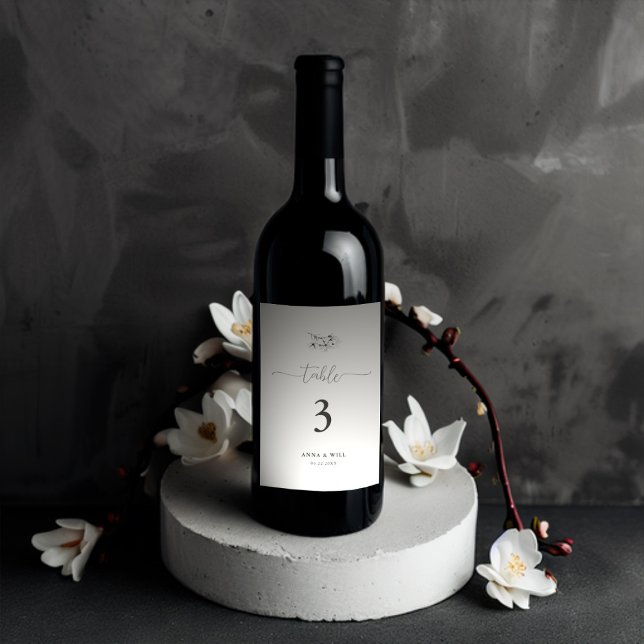 Rótulo De Garrafa De Cerveja Casamento Elegante Branco Negro da Magnolia Clássi (Classic Magnolia Wedding Wine Bottle Table Number Black and White Calligraphy Elegant Classy Simple)