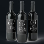 Rótulo De Garrafa De Cerveja Chic 60 Black White Name 60th Birthday Gift<br><div class="desc">Celebre fazer 60 anos de estilo com esta etiqueta de 60 anos de vinho elegante, preto e branco, com o texto 60, e embaçada em caligrafia branca e tipografia moderna. Basta adicionar seu nome e suas 60ª etiquetas de vinho de presente de festa de aniversário estão prontas para ir. Desenvolvido...</div>