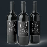 Rótulo De Garrafa De Cerveja Chic 60 Black White Name 60th Birthday Gift<br><div class="desc">Celebre fazer 60 anos de estilo com esta etiqueta de 60 anos de vinho elegante, preto e branco, com o texto 60, e embaçada em caligrafia branca e tipografia moderna. Basta adicionar seu nome e suas 60ª etiquetas de vinho de presente de festa de aniversário estão prontas para ir. Desenvolvido...</div>
