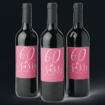 Rótulo De Garrafa De Cerveja Chic 60 Sassy Name 60th Birthday Gift Hot Pink<br><div class="desc">Comemore a fazer 60 anos de estilo com esta elegante etiqueta de 60 anos com o texto 60 e embaçada na caligrafia branca e na tipografia moderna num fundo rosa-quente. Basta adicionar seu nome e suas 60ª etiquetas de vinho de presente de festa de aniversário estão prontas para ir. Desenvolvido...</div>