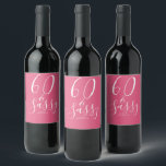 Rótulo De Garrafa De Cerveja Chic 60 Sassy Name 60th Birthday Gift Hot Pink<br><div class="desc">Comemore a fazer 60 anos de estilo com esta elegante etiqueta de 60 anos com o texto 60 e embaçada na caligrafia branca e na tipografia moderna num fundo rosa-quente. Basta adicionar seu nome e suas 60ª etiquetas de vinho de presente de festa de aniversário estão prontas para ir. Desenvolvido...</div>