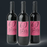 Rótulo De Garrafa De Cerveja Chic 60 Sassy Name 60th Birthday Gift Hot Pink<br><div class="desc">Comemore a fazer 60 anos de estilo com esta elegante etiqueta de 60 anos com o texto 60 e a embaçada na caligrafia negra e na tipografia moderna num fundo rosa-quente. Basta adicionar seu nome e suas 60ª etiquetas de vinho de presente de festa de aniversário estão prontas para ir....</div>