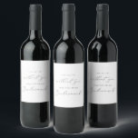 Rótulo De Garrafa De Cerveja Delicar Proposta de Bridesmaid da Calliografia de<br><div class="desc">Este delicado rótulo de vinho de proposta de caligrafia prateada é perfeito para um casamento moderno. A design romântica minimalista apresenta uma magnífica e elegante tipografia de cinza prateada num fundo branco com um aspecto simples e limpo.</div>