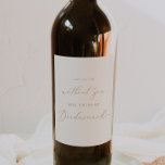 Rótulo De Garrafa De Cerveja Delicar Proposta Dourada e Cream Bridesmaid<br><div class="desc">Este delicado rótulo de vinho de proposta de dama de honra e creme é perfeito para um casamento moderno. A design romântica minimalista apresenta uma magnífica e elegante tipografia amarela do ouro de vinho espumante num fundo de creme de marfim com um aspecto simples e limpo.</div>