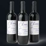 Rótulo De Garrafa De Cerveja Delicar torquídea aplaude o costume roxo do casame<br><div class="desc">Etiquetas de vinho personalizáveis e elegantes para sua recepção de casamento, com orquídeas roxas lindas e delicadas, desenhando de um lado, sobre um fundo branco clássico, e a frase "Saúde ao casamento de" em fontes roxas. Edite facilmente os campos de modelo para adicionar os nomes de noiva e noiva em...</div>