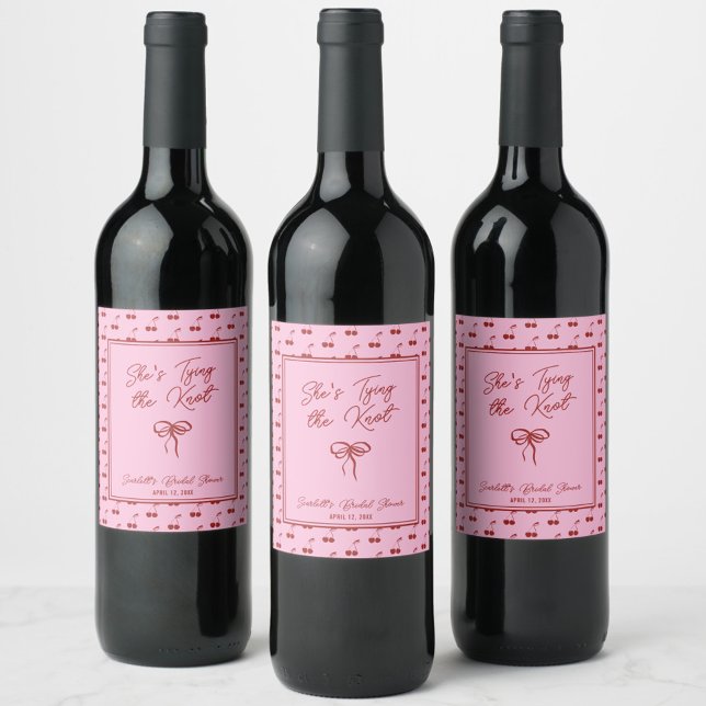 Rótulo De Garrafa De Cerveja Ela é Casando de Chá de panela de cereja (Add a personal touch to your bridal shower with this cherry custom "She's Tying the Knot" wine label)