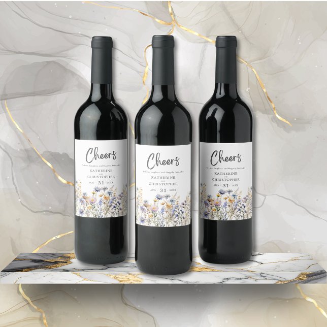 Rótulo De Garrafa De Cerveja Elegante Dusty Blue Selvagens Anima Casamento (Elegant Dusty Blue Wildflowers Cheers Wedding Reception Wine Label with Quote, Couple Names, Date.)