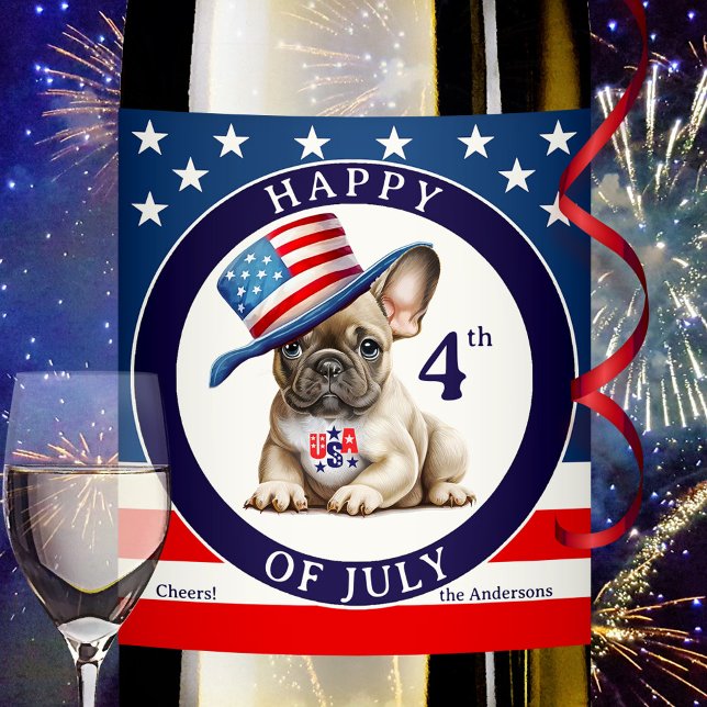 Rótulo De Garrafa De Cerveja Feliz 4 de julho Pug (Wine label featuring a bulldog or pug with American hat to celebrate 4th of July - stars and stripes)