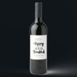 Rótulo De Garrafa De Cerveja Feliz Natal de Hanukkah<br><div class="desc">Vestir seus presentes de vinho Chanucá com esses rótulos fofos e engraçados. O design apresenta o Feliz Chanucá em tipografia de pincel,  escrita à mão,  e velas em tons de blues e amarelos.</div>