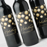 Rótulo De Garrafa De Cerveja Felizes Feriados, Enfeites de natal Dourados Preto<br><div class="desc">Felizes Feriados e seus nomes acentuados por elegantes ornamentos de ouro e árvore de Natal em fundo preto. Personalize essas etiquetas de garrafa de vinho para dar como presentes ou para servir na sua festa de janto de férias, festa de Natal corporativa, festa de noivado de casamento de férias e...</div>